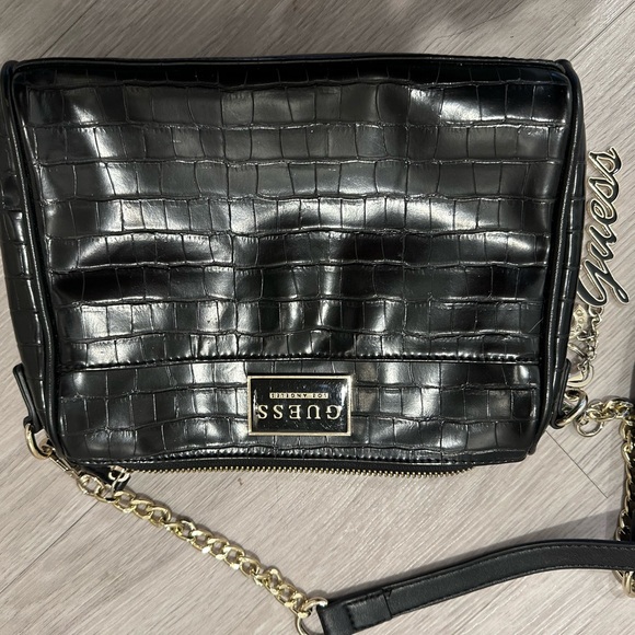 Guess purse - Picture 2 of 3